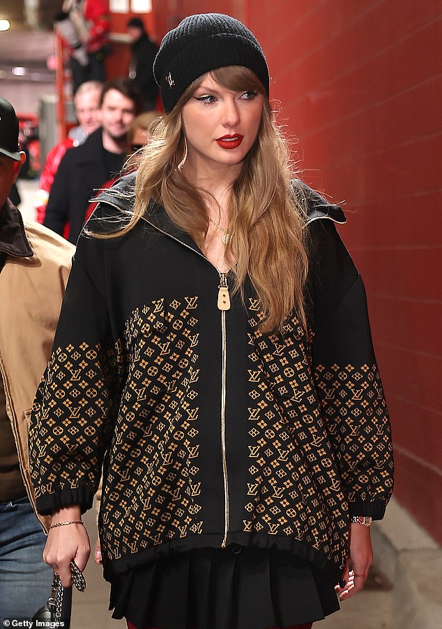 Swift was not wearing gloves or an engagement ring when she arrived at the game last month