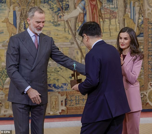 Before the meeting, the royal pair congratulated the the 2024 Cervantes Prize winner, Park Chul (pictured centre)