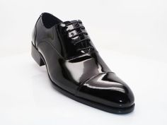 Style: 505-101P-Black Exclusively for C & E Shoes, this Elegant Patent Leather lace-up Oxford from the Carrucci collection features a cap-toe and a clean welt! Luxury Leather Shoes With Perforated Toe Box For Work, Luxury Leather Shoes With Perforated Toe Box, Black Shoes Formal, Black Suit Shoes, Mens Patent Leather Shoes, Black Formal Shoes, Tuxedo Shoes, Patent Leather Oxfords, Forest Nymph