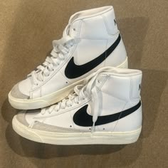 Never Worn Blazers Nike For Women, Nike Blazers High Tops, White Basic Shoes, Shoes For The Gym, Nike Shoes Blazer, Nike White Shoes Women, Nikes For Women, Shoes Woman, Shoes For Teens