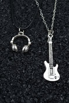 Music-Themed Jewelry Collection: In our store, you can find special necklaces featuring symbols like headphones and an electric guitar, perfect for music enthusiasts. These necklaces also include skull figures, making them ideal gift options for music lovers. Gifts Tailored for Rock and Metal Enthusiasts: Our electric guitar-themed necklaces offer an excellent gift idea for rockers, metalheads, and punk enthusiasts. They represent the raw and rebellious side of music while adding a unique touch Punk Rock Gift Basket, Cheap Emo Choker For Concerts, Cheap Grunge Choker For Concerts, Cheap Trendy Choker For Concerts, Affordable Grunge Style Jewelry For Gifts, Metalica Band Gifts, Guitar Gifts For Teens, Cheap Metal Band Jewelry, Cheap Music-themed Jewelry For Concerts