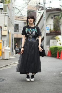 Outfit Dark Goth Aesthetic, French Style Outfits, Street Style Tokyo, Minimalist Fashion Outfits, Harajuku Street Style, Japan Fashion Street, Harajuku Aesthetic, Tokyo Street Style, Casual Outfit Inspiration