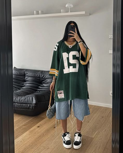 Fashion Inspo Outfits Oversized, Y2k Outfit Street Styles, Sporty Streetwear Outfits, Street Style Baggy Clothes, Cute Urban Outfits, Streetwear Fashion Jersey, Women Oversized Outfit, Baggy Jersey Outfit Women, How To Wear Jersey Women