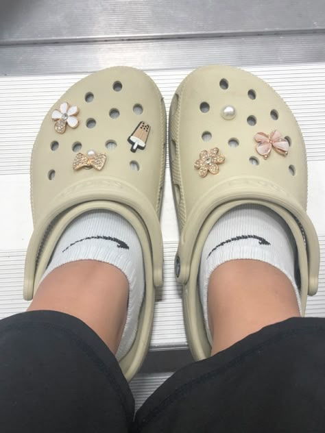 Stucco Crocs, Jibbitz Crocs Ideas, Aesthetic Crocs, Cool Crocs, Crocs With Jibbitz, Crocs Aesthetic, Crocs With Charms, Diamond Shoes, Crocs Fashion