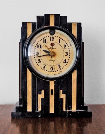 This clock features a bold typeface, and use of line and angles. The levelled structure shows vertical emohasis and height, and the angled use of line is interesting and eye-catching, and also forms a zig-zagged shape. Minimal colours have been used, and they brighten and contrast eachother. Art Deco Clock, Art Deco Inspiration, Vintage Clocks, Blog Art, Deco Decor, Machine Age, Art Deco Home, Renovation Design, Art Deco Architecture