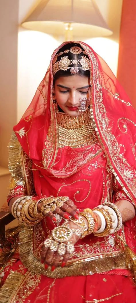 Jewellery Poses Ideas, Rajputi Bride Wedding, Rajput Wedding Brides, Rajput Bride Royal, Rajasthani Bride Traditional, Rajputi Wedding, Rajput Bride, Rajput Wedding, Bharti Jha