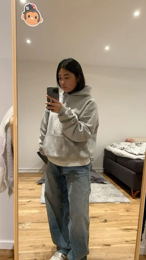 Huge Jeans Outfit, Baggy Jeans And Oversized Hoodie, Outfits Ideas With Baggy Jeans, Styling Skater Jeans, Style Grey Sweatshirt, Streetwear Mirror Pic, Baggy Hoodie And Jeans, Hoodies Outfits Women, Hoodie Womens Outfit