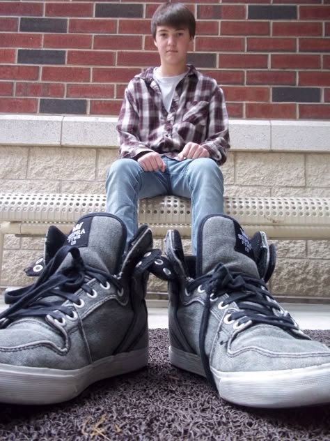 Monument Valley Regional Middle School Art Class: Trick Photography, 7th Grade Illusion Fotografie, Photo Illusion, Forced Perspective Photography, Illusion Photography, Perspective Photos, Trick Photography, Forced Perspective, Perspective Photography, A Brick Wall