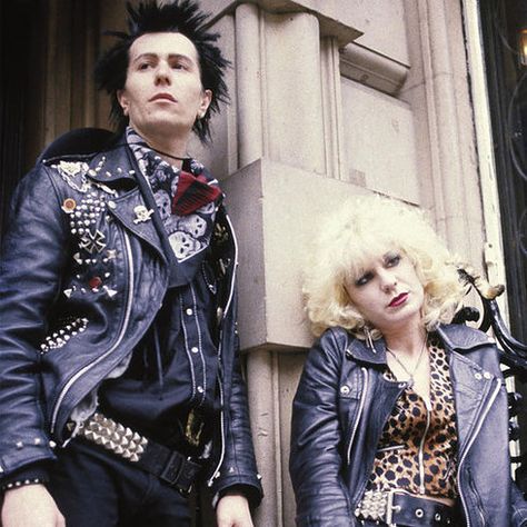 Gary Oldman and Chloe Webb as Sid Vicious and Nancy Spungen in Sid and Nancy | 23 Incredible Photos Of Actors Vs. The Historical Figures They Played Sid And Nancy Movie, Chloe Webb, Stile Punk Rock, Nancy Spungen, Chicas Punk Rock, Sid And Nancy, British Punk, 70s Punk, Incredible Photos