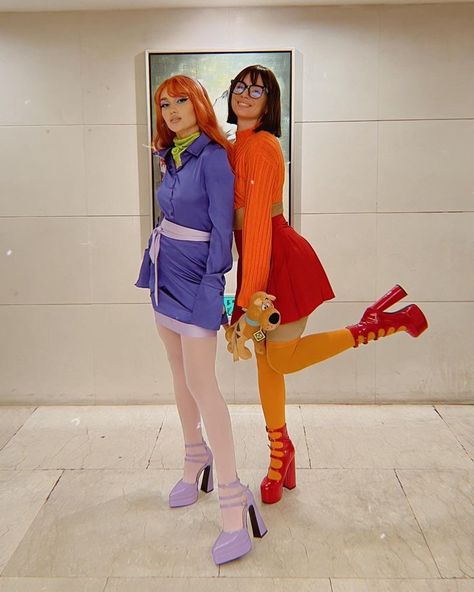 Halloween Velma Costume, Daphnis And Velma Costume, Scooby Doo Daphne Cosplay, Velma Cute Costume, Daphne Costume Plus Size, Velma And Scooby Costume, Cute Daphne Costume, Duo Outfits For School, Daphne Scooby Doo Halloween Costume