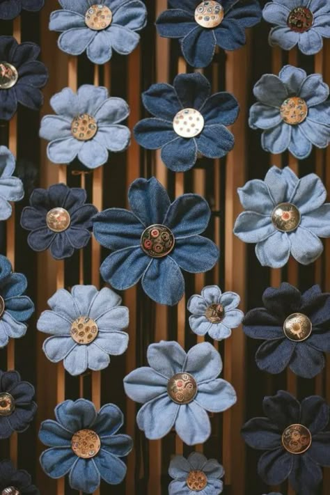 7 Charming Denim Crafts DIY Ideas to Spark Your Creativity - Fabricerie Jean Flowers Diy How To Make, Denim Wreath Diy, Diy Jean Projects Ideas, Recycled Clothes Crafts, Used Denim Projects, Upcycled Fabric Crafts, Crafts With Jeans Diy, Denim Reuse Ideas, Denim Jeans Recycle Ideas