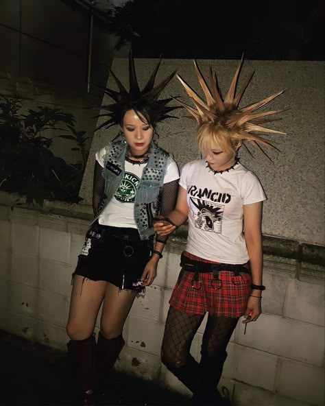 80s Punk Rock Fashion, Punk Style 70s, Punk Girl Outfits, Punk Moodboard, Punk Fashion Women, 80s Punk Fashion, Punks 70s, Liberty Spikes, 80s Punk Rock