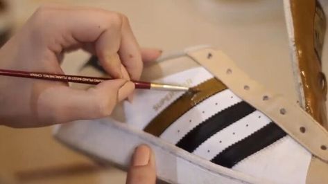 Best Paint For Leather Shoes, Custom Painted Adidas Shoes, How To Paint Sneakers Diy, Hand Painted Sneakers Diy, Painting Tennis Shoes Diy, Painting Sneakers Diy, How To Paint Sneakers, How To Paint Shoes Diy, Paint Sneakers Diy