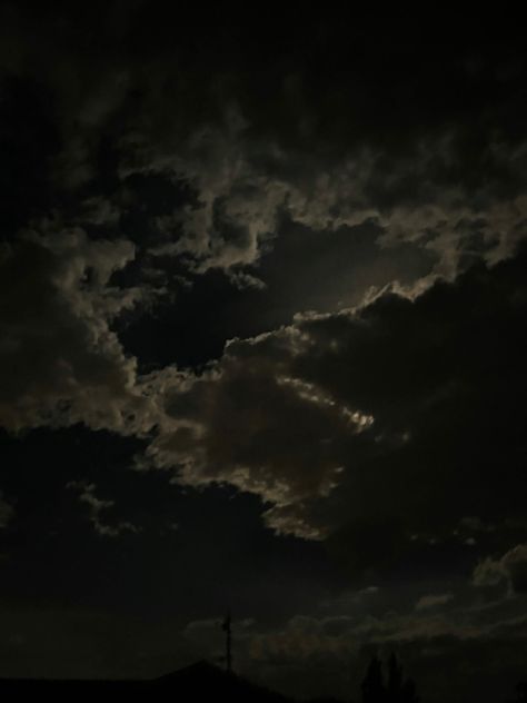 Moon light shining through the back of the cloudy sky Aesthetic Pictures Night Sky, Midnight Sky Pictures, Picture Of The Night Sky, N8ght Sky, Clouds In The Night Sky, Cloudy Astethic, Clouds In Night Sky, Twilight Night Sky, Cloud Night Sky