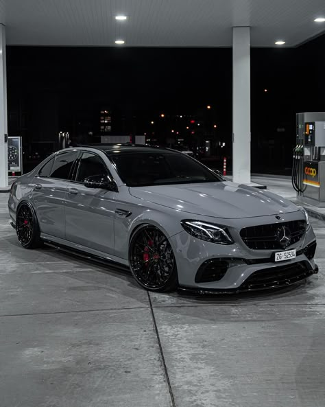 Night petrol vibes with the E63 🌪️ #mercedes #e63samg @northswisscustoms | Instagram Mercedes Sport, Mercedes E63, Tmax Yamaha, Mercedes Benz E63, Mercedes Wallpaper, Carros Bmw, C 63 Amg, Serie Bmw, Mercedes Benz C63