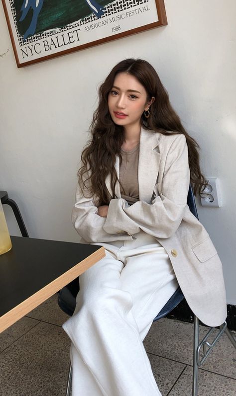 Ulzzang Clothes, Sora Park, Aesthetic K Pop, Ulzzang Style, Park Sora, Branded Outfits, Girl Korean, Popular People, Korean Dress