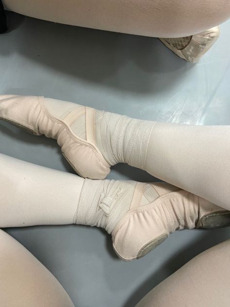 Dancer Lifestyle, Ballet Pointe Shoes, Ballet Pictures, Ballet Aesthetic, Dance Dreams, Ballet Beauty, Ballet Poses, Ballet Inspiration, Ballet School