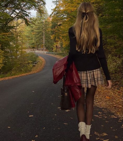 Fall Aesthetic Outfit, Gilmore Girl, Autumn Fits, Lily Rose Depp, Downtown Girl, Mode Inspo, Autumn Vibes, Fall Fits, Autumn Outfits