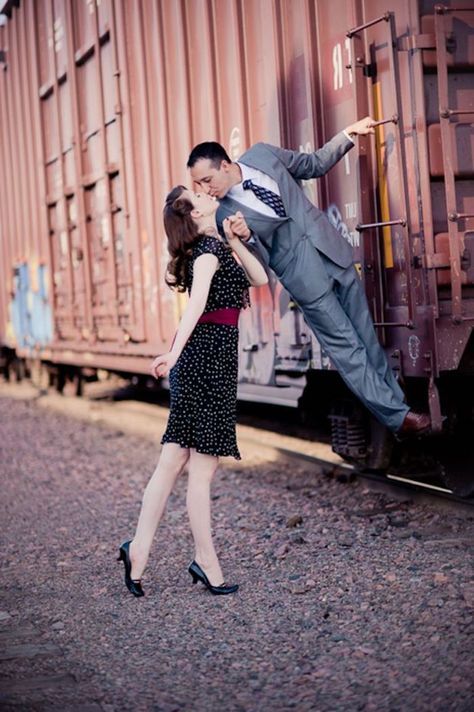 Couple photo, comment poser pour une photo style vintage, femme en robe noire, homme tailleur sur train, tenue guinguette, vintage chic soirée tenue femme Photo Insta, Photo Style, Couple Photo, Vintage Chic, Style Vintage, Porter, Couple Photos, Couture, Bar