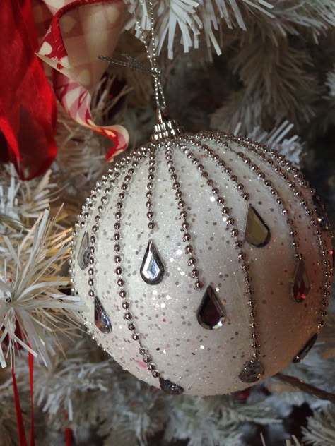 Diamonds !!! Christmas Ball Ornaments Diy, Beaded Ornaments Diy, Diy Christmas Ball, Fancy Christmas Ornaments, Christmas Decorations Diy Crafts, Navidad Diy, Handmade Christmas Decorations, Christmas Ornament Crafts, Homemade Christmas Gifts