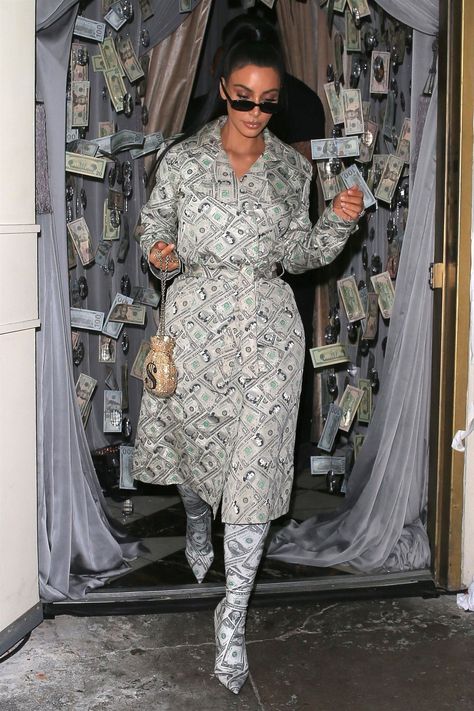 Kim Kardashian Just ARRIVED in an Outfit Made Entirely of Money - Cosmopolitan.com Beverly Hills Party, Money Woman, Money Party, Kim Kardashian Makeup, Money Dress, Kardashian And Jenner, Rob Kardashian, Kim Kardashian Outfits, Kylie Jenner Look