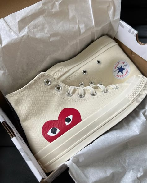 Converse Play Outfit, Heart Converse, Cdg Converse, Cute Converse Shoes, Converse Aesthetic, Garcons Converse, Play Converse, Cute Converse, Half Heart