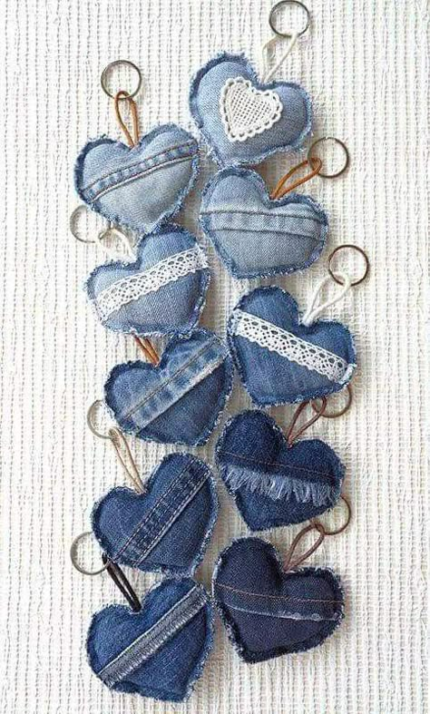 Crafts With Old Jeans, Tassen Hanger, Artisanats Denim, Heart Key Chain, Jeans Crafts, Denim Crafts Diy, Fabric Crafts Diy, Blue Jeans Crafts, Rope Knots