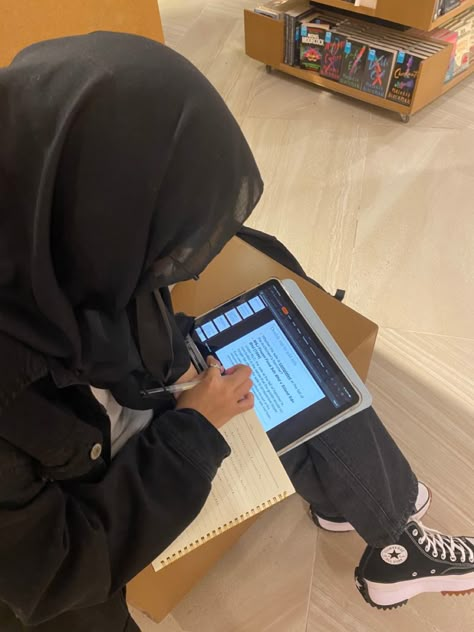 Hijabi Studying, Studying Outfit, Modesty Islam, Hijabi Women, Study Girl, Birthday Greetings Funny, Medical School Life, Studying Motivation, Romanticising School