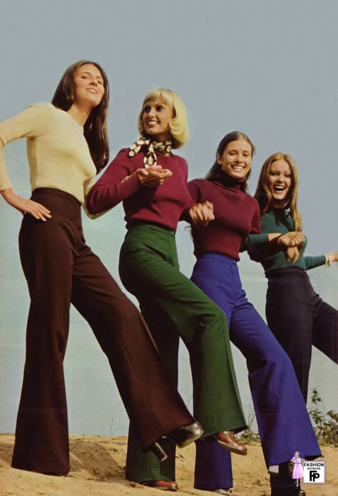 Mid to later 70s. High waisted flared pants and tight tops. Almost a uniform for younger women of the time. clare-authoritave 1970s Fashion Women, 70s Women Fashion, Chique Outfit, High Waisted Flare Pants, 60s 70s Fashion, Fashion 70s, 70s Women, 60s And 70s Fashion, 70s Aesthetic