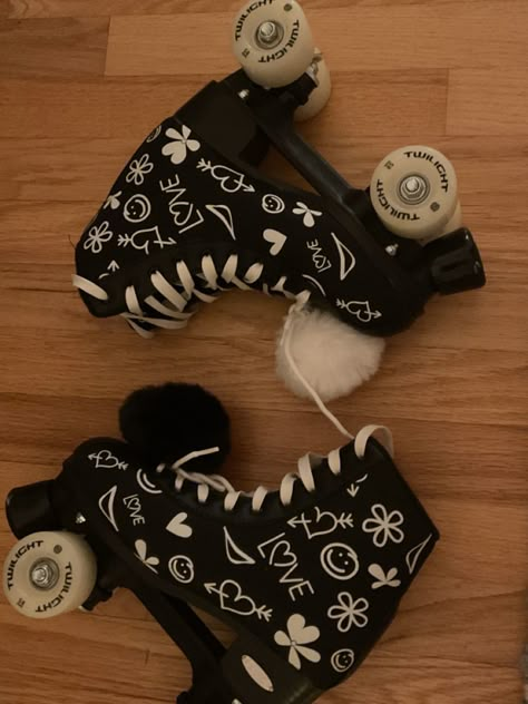 #aesthetic #rollerskating Roller Skate Outfits For Women, Cute Skates, Roller Skating Aesthetic Outfits, Roller Blades Aesthetic, Rollerblades Aesthetic, Roller Skater Aesthetic, Aesthetic Roller Skates, Roller Blading Aesthetic, Rollerskates Aesthetic