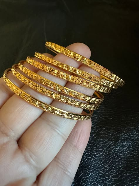 Everyday Gold Bangles Indian, Elegant Gold Jewelry Set, Indian Jewelry Bangles, Pakistani Gold Bangles, Gold Bangle Stack, Gold Bangles Design Indian, Indian Bangles Gold Design, Bangles Design In Gold, Asian Gold Jewelry