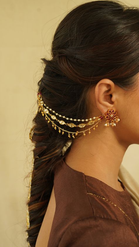 Indian Gold Hair Accessories, Gold Earring Indian, Jewellery For Wedding Indian, Pahadi Jewellery Design, Ear Jewelry Aesthetic, Hair With Jewels, Gold Earing Design New, Ear Chains Indian Gold, Earrings With Hair Chain