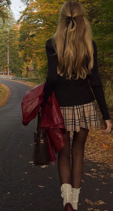 Plaid Skirt Sweater Outfit, Old Town Outfit, Rory Gilmore Outfit Inspiration, Rory Gilmore Inspired Outfits, Plaid Skirt Outfit Aesthetic, Literature Major, Estilo Blair Waldorf, Fall Aesthetic Outfit, Stile Blair Waldorf