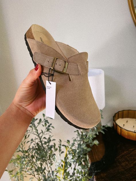 Birkenstock Boston Clog Taupe, Suede Clogs Outfit, Grunge Inspired Outfits, Boston Clogs Outfit, Clog Outfits, Taupe Outfit, Clogs Birkenstock, Clogs Outfits, 2023 Outfit Ideas