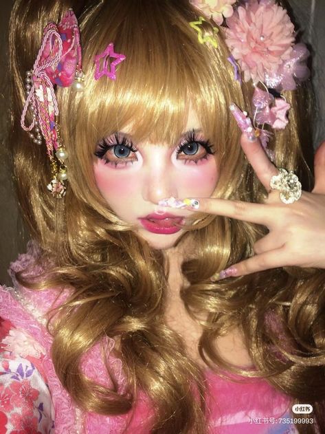 my profile picture at the moment, she's so pretty. Gyaru Style Makeup, 2020 Era Aesthetic, Ganguro Gyaru Aesthetic, Gyaru Fashion Makeup, Gyaru Makeup Agejo, Kawaii Metal Aesthetic, 2000s Gyaru Aesthetic, Pink Gyaru Makeup, Agejo Gyaru Makeup