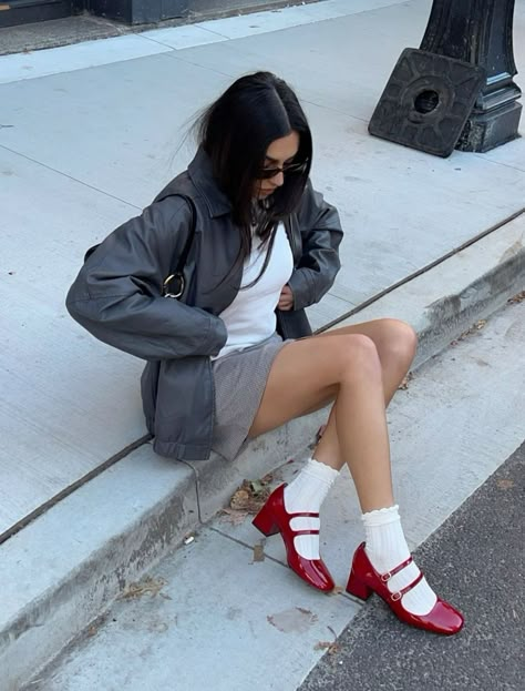 Outfits With Mary Janes, Red Heels Outfit, Mary Jane Outfit, Mary Janes Outfit, Red Shoes Outfit, Mary Jane Shoes Outfit, Red Mary Jane Shoes, Ballet Flats Outfit, Mode Zara