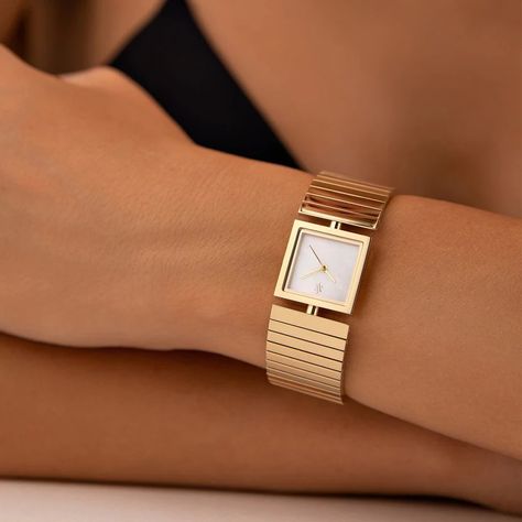 Wrist Watch Aesthetic, Golden Watch Women, Unique Watches Women, Gold Wrist Watch, Classic Watch Women, Wrist Watches For Women, Watch Aesthetic, Pearl Watch, Golden Watch