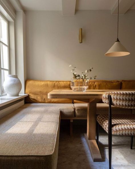 Banquette: Why Banquette Seating is a Game-Changer in Home Seating In Kitchen, Dining Room Banquette, Små Rum Lidt Plads, Banquette Dining, Banquette Seating In Kitchen, Banquet Seating, Interior Dapur, Kitchen Banquette, Kitchen Seating