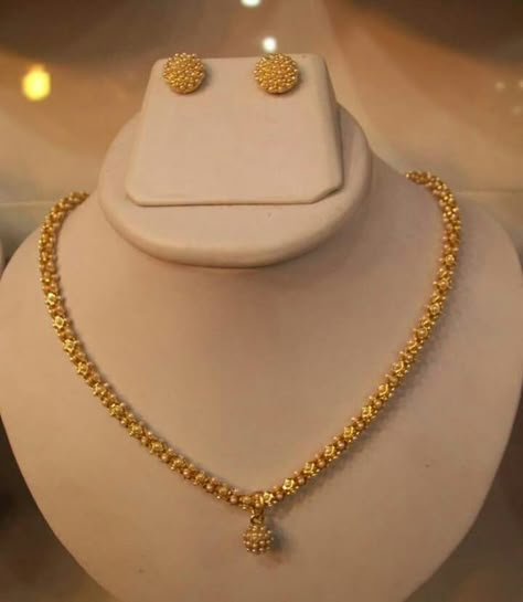 Simple gold jewellery Gold Jewelry Simple Necklace Short, Gold Set Simple Design, Gold Jewelry Design Indian, Simple Necklace Gold Indian Latest, Gold Jewellery Design Necklaces Simple, Simple Gold Neckles, Magalasutra Designs Gold Simple, Gold Jewelry Simple Necklace Unique, Gold Necklace Set Simple