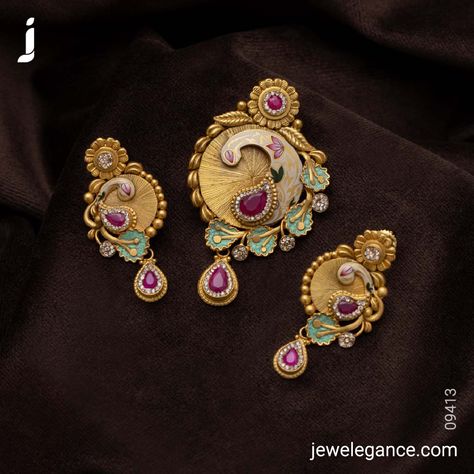 Pendant set for an ethnic look... . Search for the Product Code '09413'on www.jewelegance.com . #myjewelegance #jewelegance #antiquependantset #goldnecklace #pendantset #newdesign #jewellerydesign #onlineshopping #trendyjewellery #designdetails Pendal Set Design In Gold, Antique Pendant Set, Pendant Set Gold, South Jewellery, Gold Pendant Set, Diamond Pendants Designs, Antique Jewellery Designs, Cinderella Wedding, Dulhan Mehndi