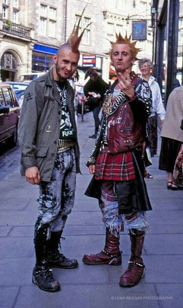 Punks                                                                                                                                                                                 Más 80s Punk Fashion, Stile Punk Rock, Lila Party, Punk 80s, Punk Subculture, Look 80s, Punk Boy, British Punk, 70s Punk