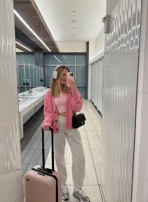 25 BEST CUTE & COMFY AIRPORT OUTFIT IDEAS 2024 - TRAVEL OUTFITS 21 Airport Pose, Fashionable Travel Outfits, Airport Outfit Classy, Airport Outfit Aesthetic, Classy Airport Outfit, Airport Ootd, Airport Outfit Comfy, Airport Outfit Winter, Chic Airport Outfit