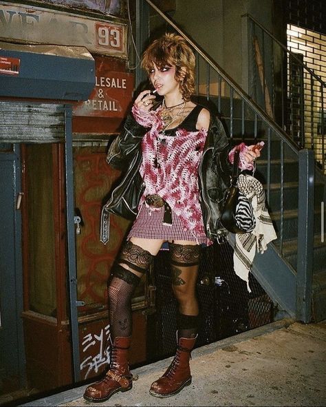 Art Student Aesthetic Fashion, 80s Punk Fashion Women, Punk Show Outfits, 70s Punk Aesthetic, Punk Fashion Aesthetic, Vogue Fashion Editorial, Feminine Punk, Rebellious Aesthetic, 90s Grunge Outfits