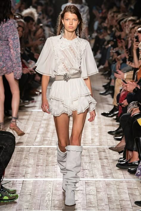 Isabel Marant Runway, Runway Fashion 2020, Isabel Marant Style, Aussie Style, Carolina Herrera Dresses, Look Boho Chic, Moda Paris, Looks Street Style, Runway Trends