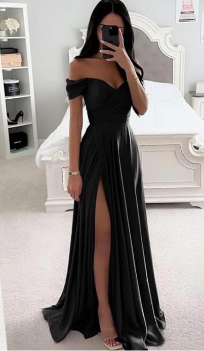 Blaxk Prom Dress, Beautiful Black Prom Dresses, Ideas For Prom Dresses, Elegant Black Dress Prom, Gorgeous Formal Dresses, Dresses To Wear To A Wedding Black, Prom Dresses Deep V, Black Dress Inspo Aesthetic, Gorgeous Prom Dresses Ball Gown