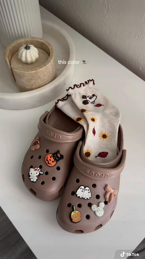 Crocs Style Cute Croc Jibbitz Ideas, Jibbitz Crocs Ideas, Croc Jibbitz Ideas, Fall Clogs, Aesthetic Footwear, Aesthetic Crocs, Men Crocs, Crocs Diy, Cool Crocs