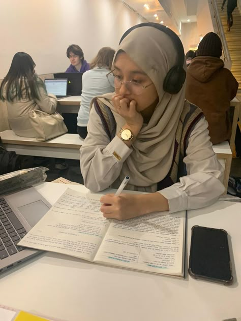 Hijabi Studying Aesthetic, Hijab For School Student, Hijabi Studying, Hijabi School Outfits, Expensive Presents, School Hijab, Islamic School, Med School Motivation, Stile Hijab