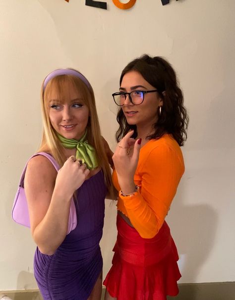 Iconic Girl Duos Characters, Daphne And Velma Costumes, Velma And Daphne Costume, Blonde And Brunette Halloween Costumes, Future Halloween Costume, Velma Costume, Book Day Ideas, Group Halloween Costume Ideas, World Book Day Ideas