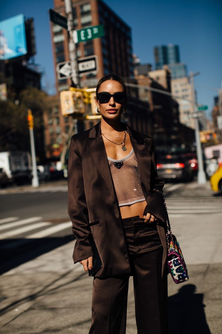 New York Fashion Week 2022, Street Style Fall 2022, Influencer Photos, Looks Retro, Fashion Week 2022, New York Street Style, Street Style Fall, Street Style Photos, Tokyo Street Style