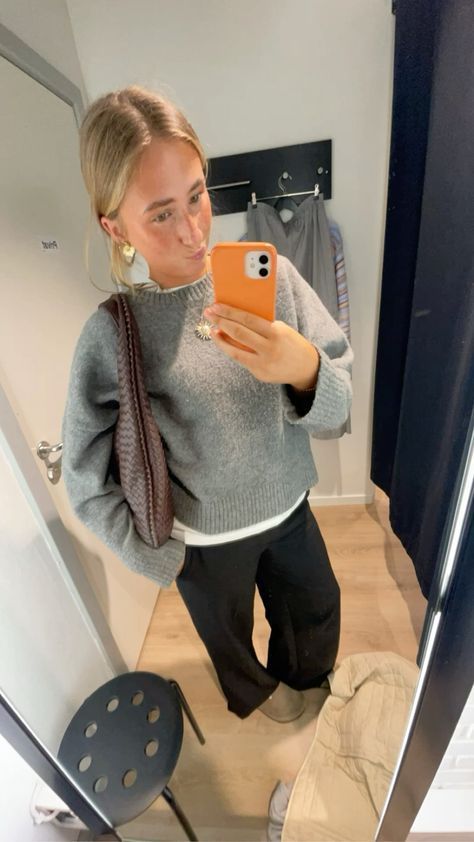 Grey Jumper Outfit Women, Cable Knit Jumper Outfit, Copenhagen Style Fall 2024, Copenhagen Style Women, Fall Outfits Stockholm Style, Winter Scandi Style, Copenhagen Fall Style, Outfit Pull Gris, Grey Knitted Sweater Outfit